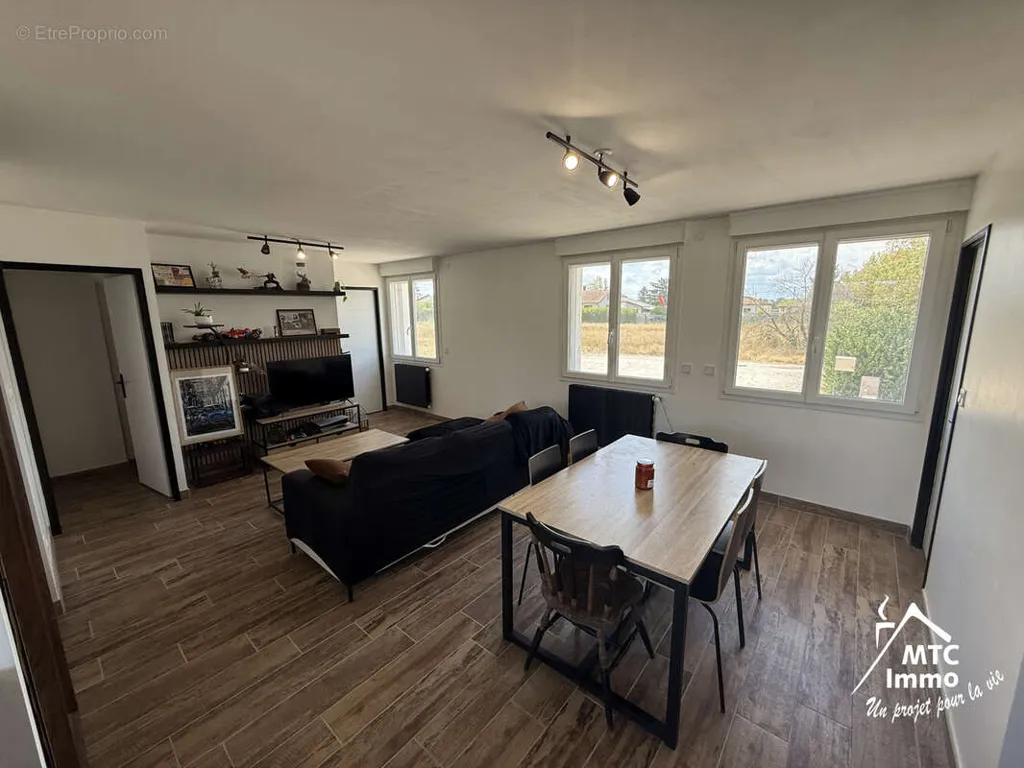 Salle à manger - Maison avec Combles Aménagés et Jardin à Proximité des Transports