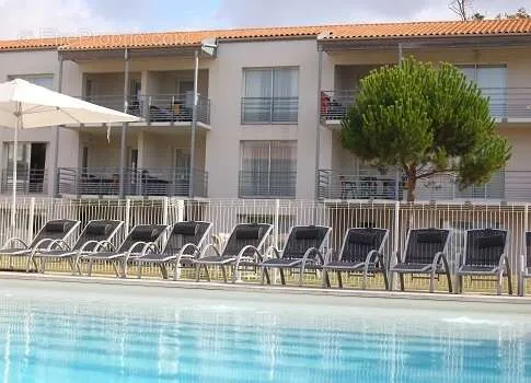 Piscine - Appartement Meublé avec Balcon à Lagord