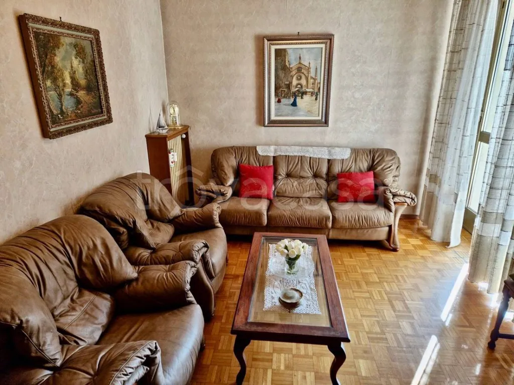 Séjour - Apartment with Three Exposures in Turin