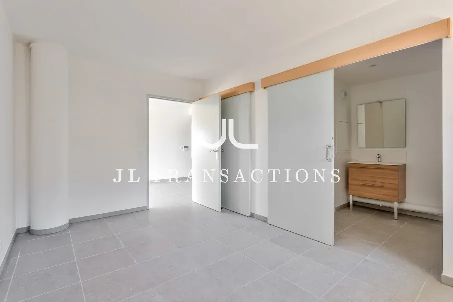Vannitoad - Spacious 5-Piece Apartment with Terrace in Bordeaux