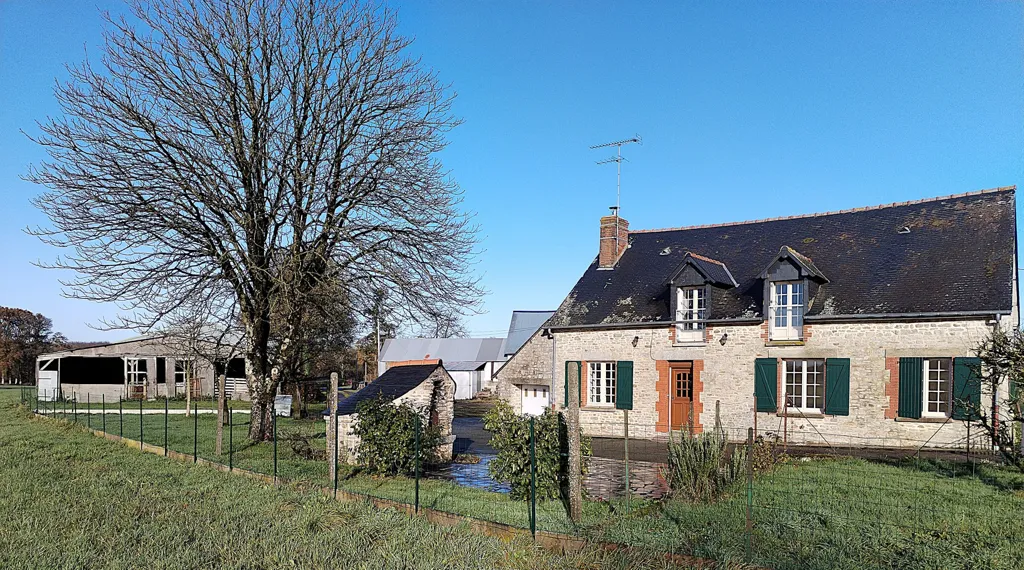 Extérieur - Maison en Pierre avec Dépendances à Val-d'Izé