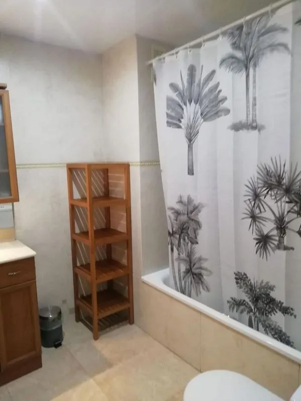 Bathrooms - Student-Friendly Flat with Terrace in Cerdanyola