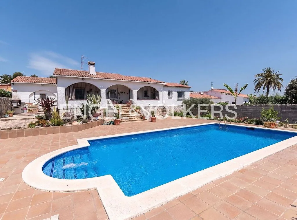 Bassein - Single-Storey Chalet with Pool in El Parc de Cubelles