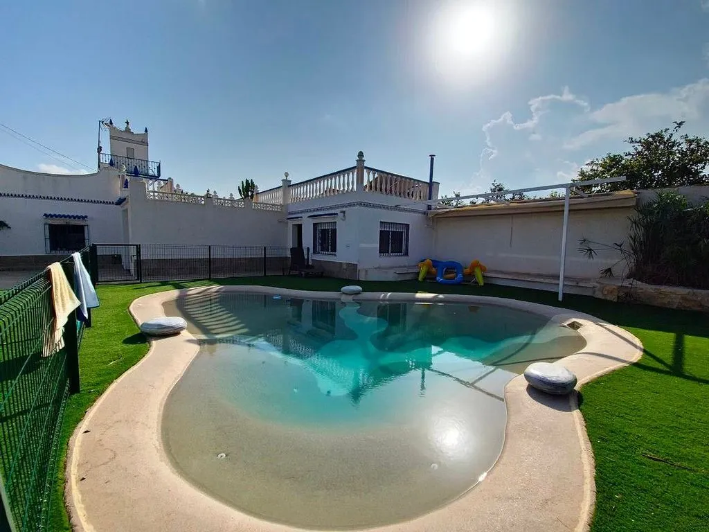 Piscine - Chalet with Pool and Terrace in Los Montesinos