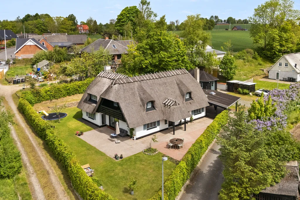 Õhuvaade - Thatched Villa with Garden in Helstrup