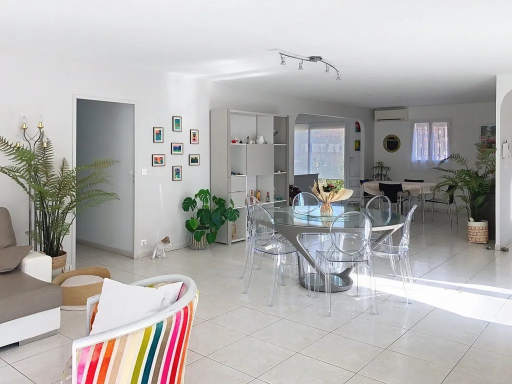 Salle à manger - Villa Traditionnelle avec Piscine à Thuir