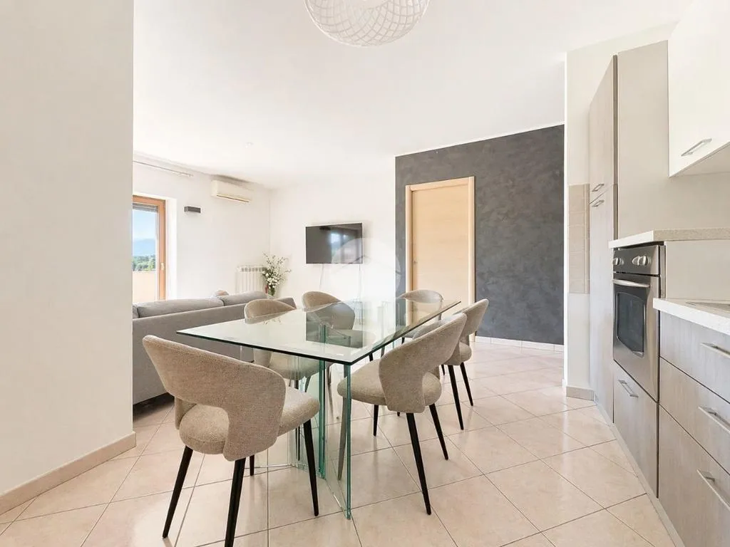 Salle à manger - First Floor Flat with Panoramic View in Rose
