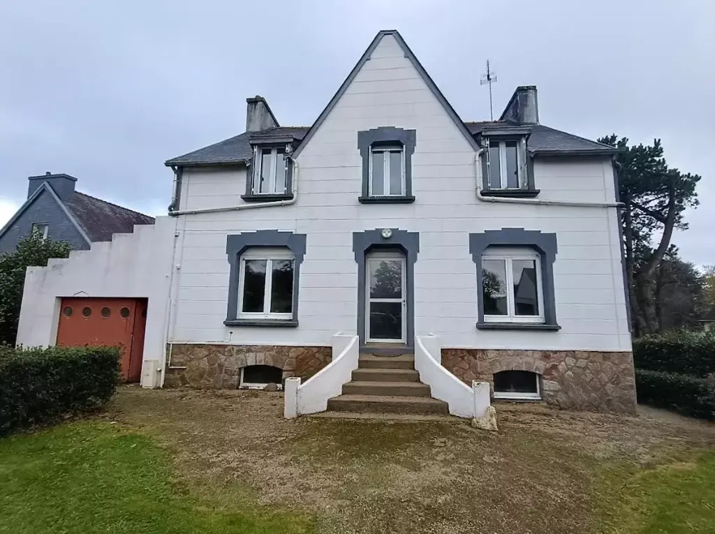 Detached House with Full Basement in Centre Bourg