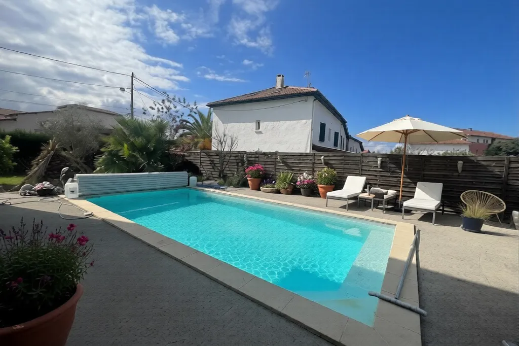 Piscine - Maison de Caractère avec Piscine à Boucau