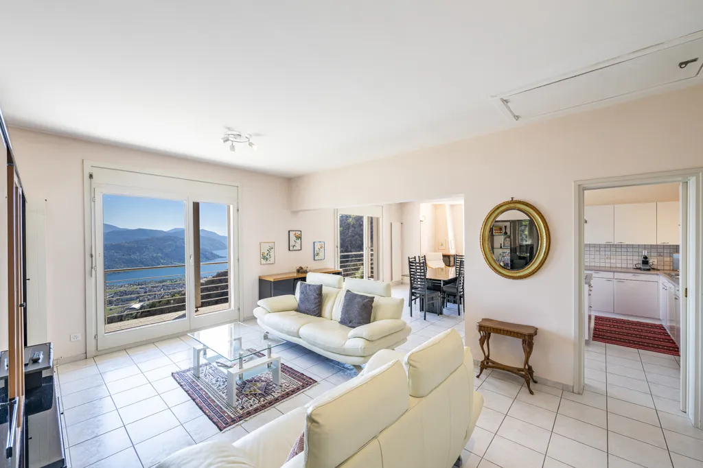 Living Room - Detached House with Lake View