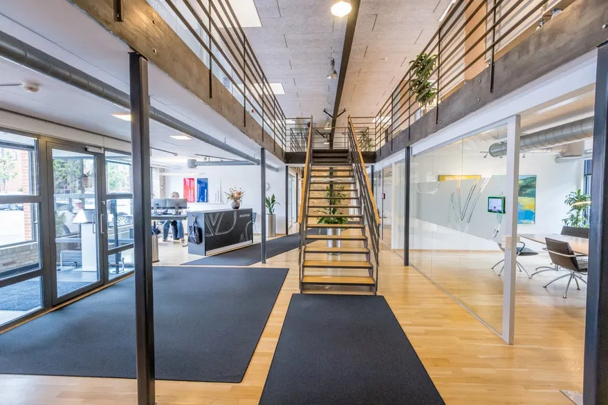 Kabinet - Modern Office with Atrium in Thrige Firkanten