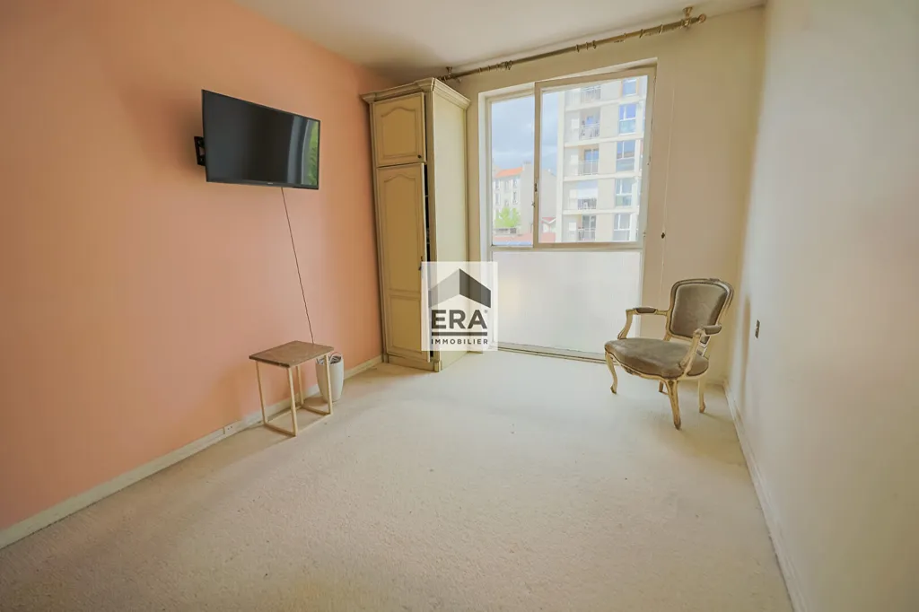 Bedrooms - Family Flat with Balcony in Vincennes