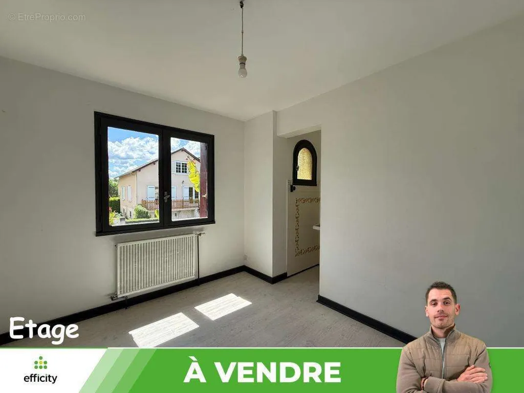 Pièces - Maison avec Balcon et Jardin dans un Secteur Calme à Lhommaizé