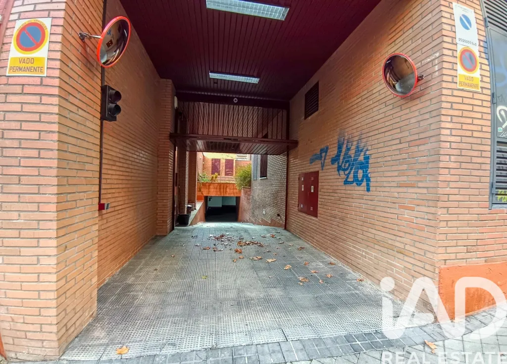 Garage - Secure Garage with Accessibility in Central Madrid