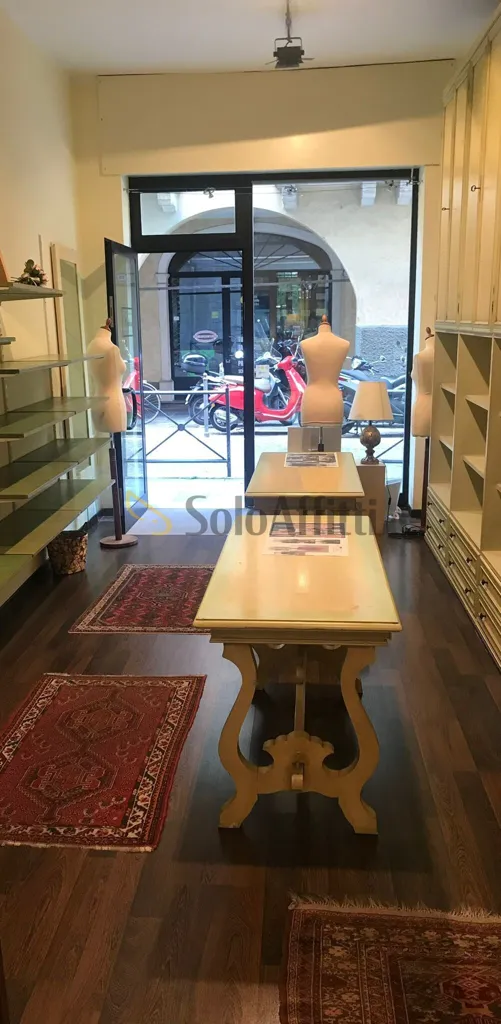 Rooms - Shop with Display Window in Via Cesare Battisti