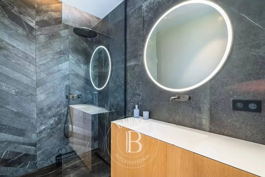 Salles de bain - Villa Contemporaine avec Vue Panoramique à Corbara