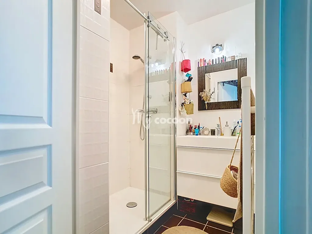 Bathrooms - Apartment with Balcony and Pool in Lyon 5