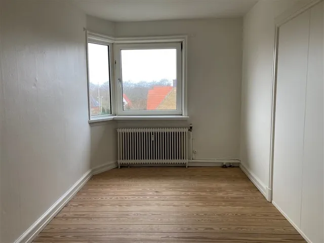 Pièces - Refurbished Flat with Balcony in Central Location