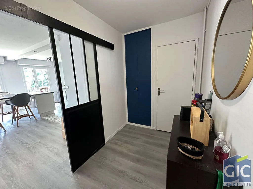 Ingresso - 5-Bedroom Apartment with Balcony in Caen