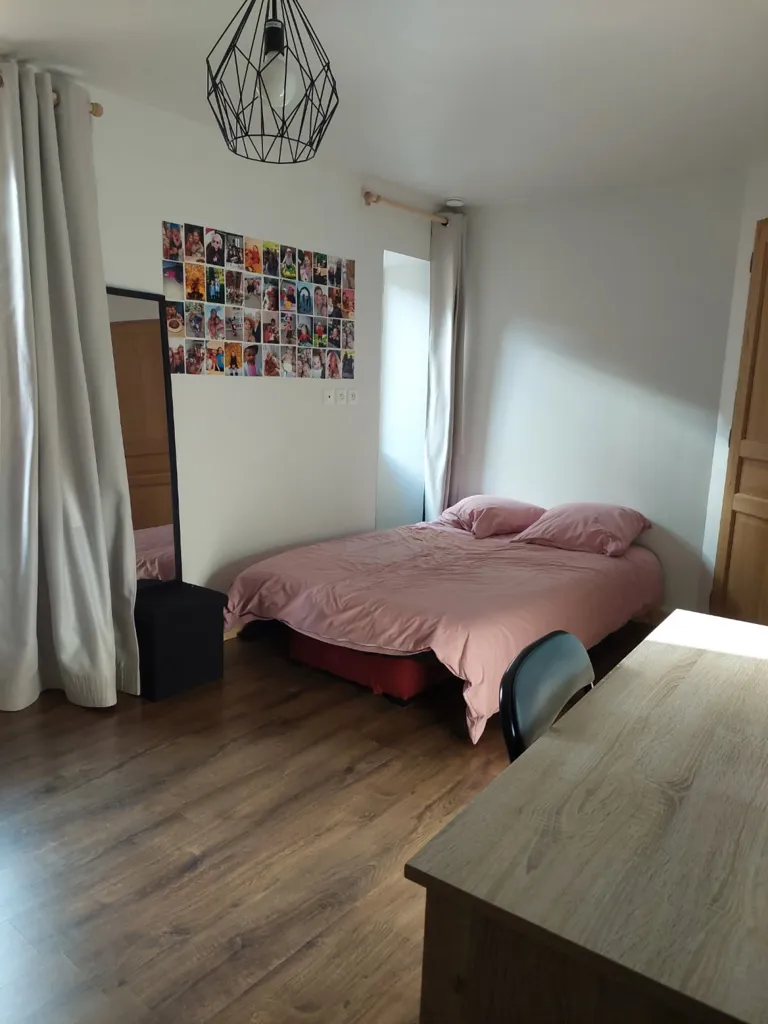 Chambres - Maison Atypique avec Cour au Centre de Yenne