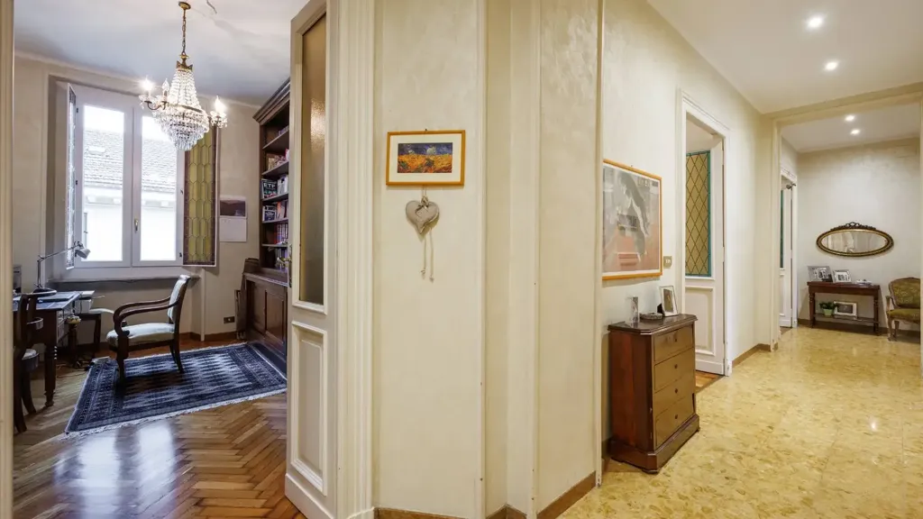 Entrée - Period Apartment with Balcony in Turin