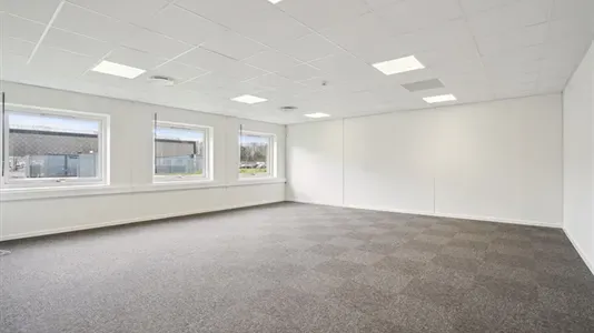 Pièces - High-Ceiling Warehouse near Motorring 3, Brøndby