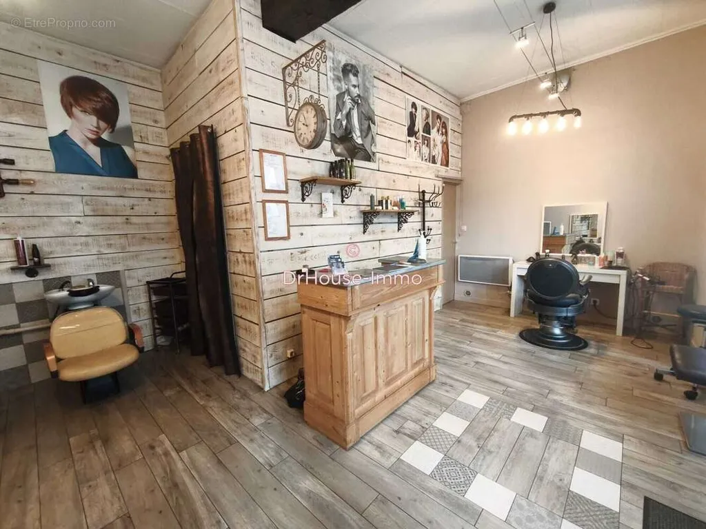 Séjour - Salon de Coiffure avec Appartement à Ledeuix