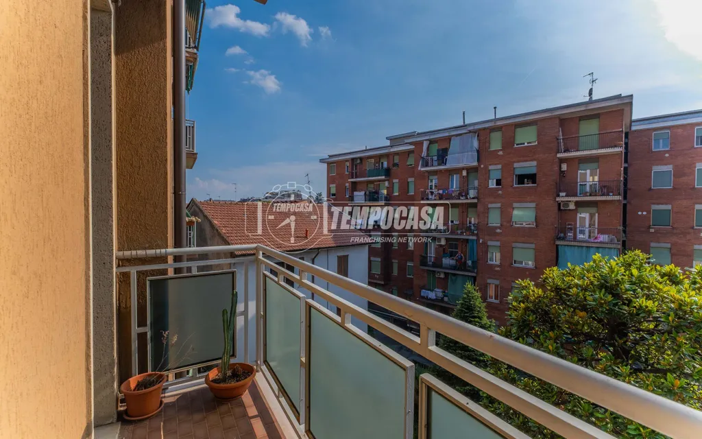 Balcon - Bright Bilocale with Balcony in Milan