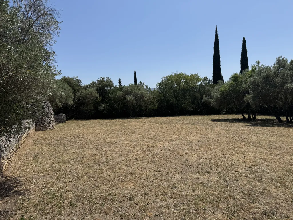 Aed - Constructible Plot with Ancient Walls in Cabrières-d'Avignon