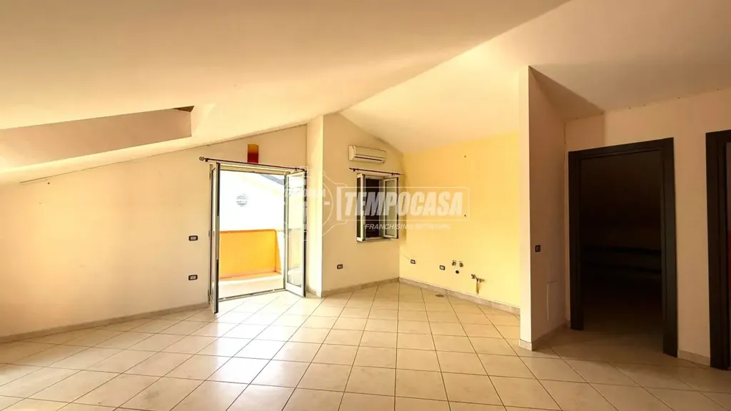 Rooms - Mansarded House with Balcony in Villaricca