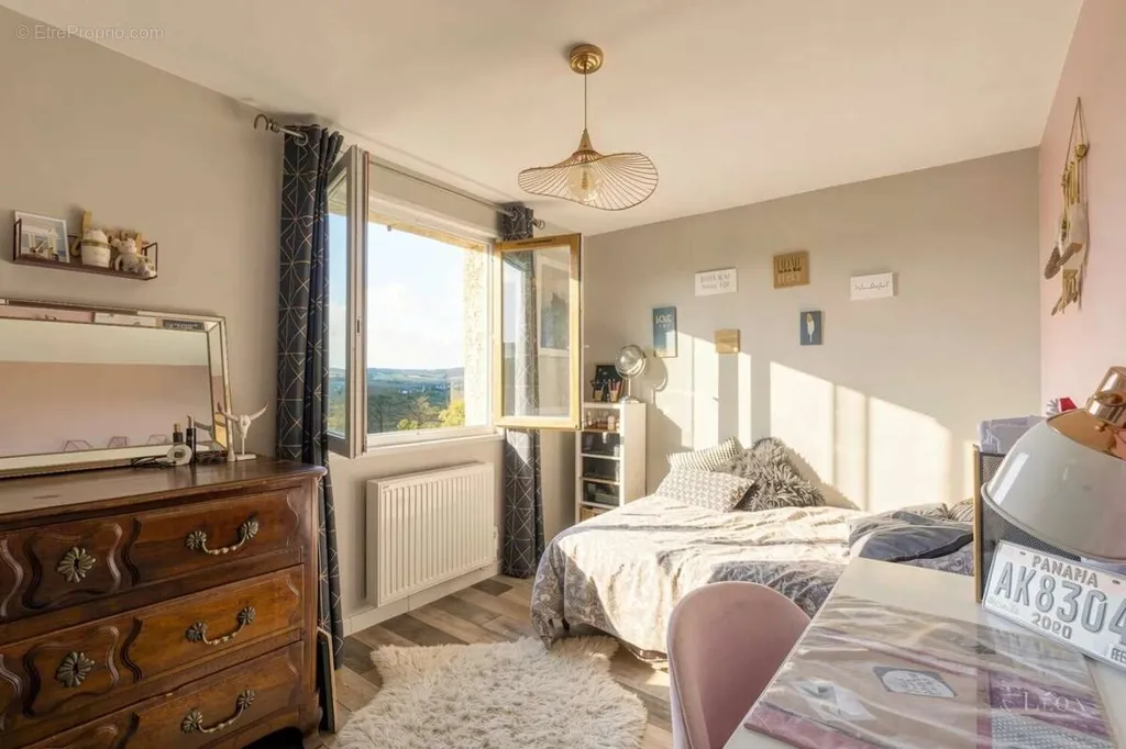 Chambres - Maison Atypique avec Piscine à Lissieu