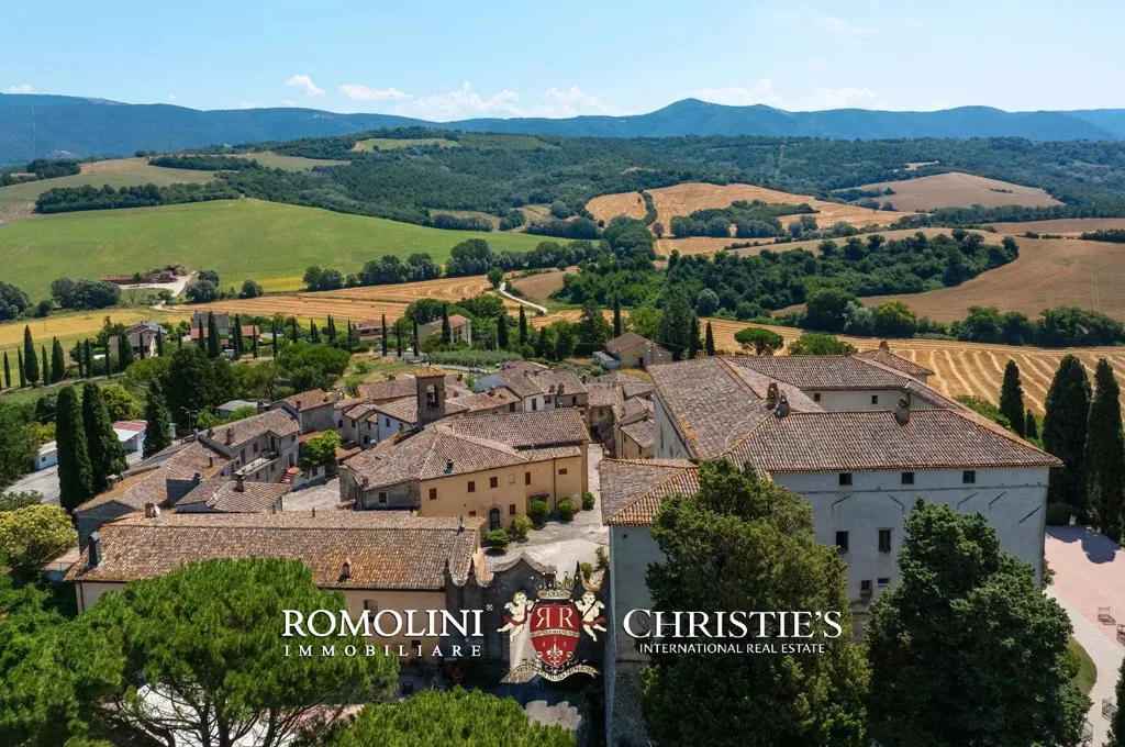 Õhuvaade - Historic Estate with Castle in Umbria