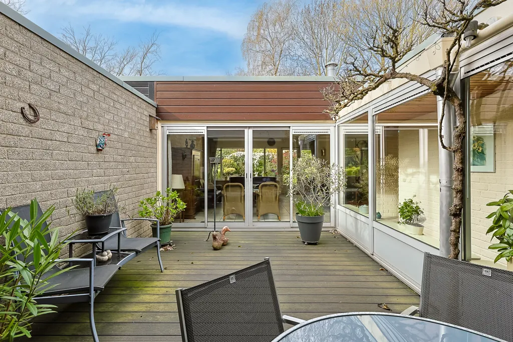 Terrass - Playfully Designed Corner Home with Patio in Leiderdorp