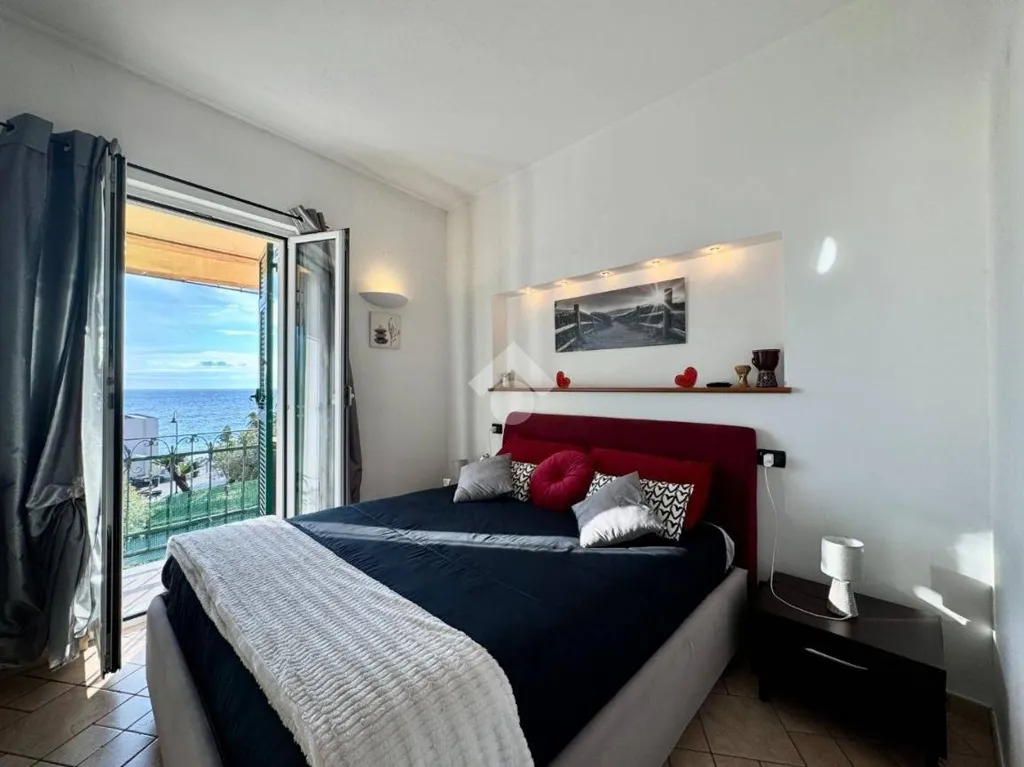 Chambres - Quadrilocale with Sea View Balcony in Noli