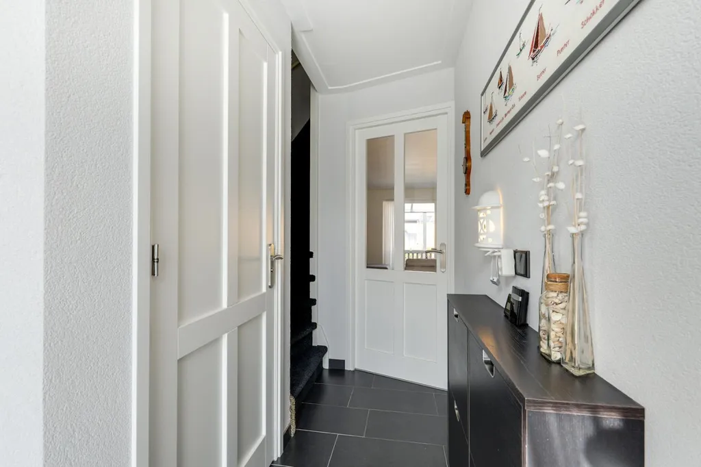 Entrée - Corner House with Overhang in Hoorn