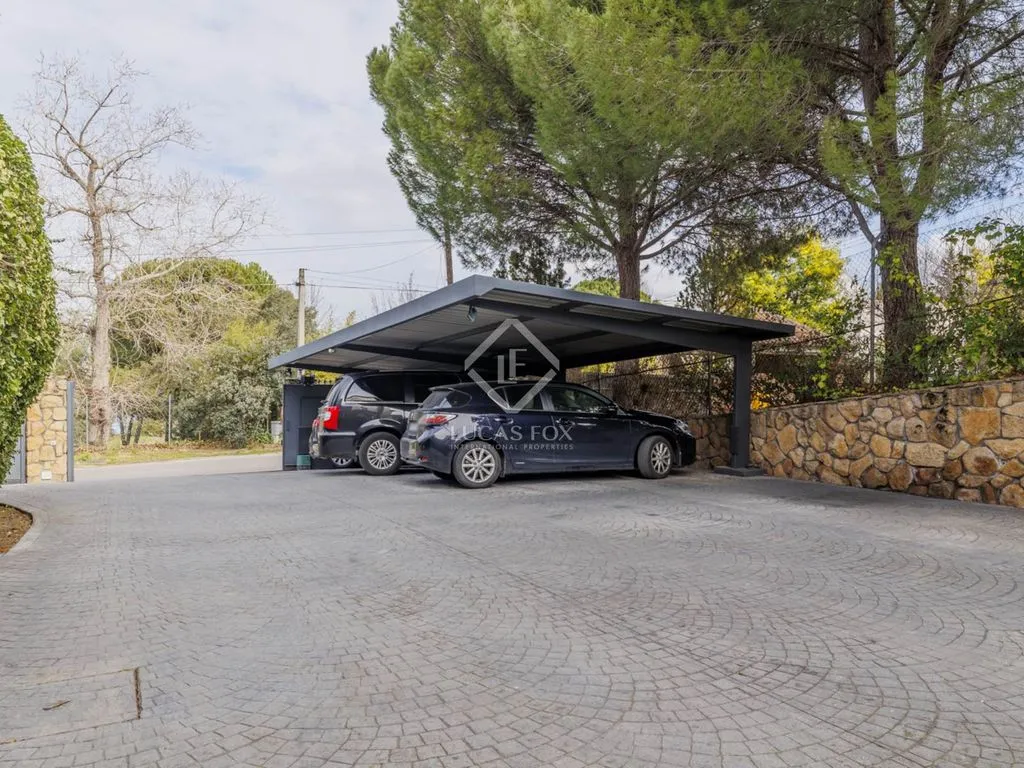 Garaaž - Luxury Villa with Pool in Boadilla del Monte