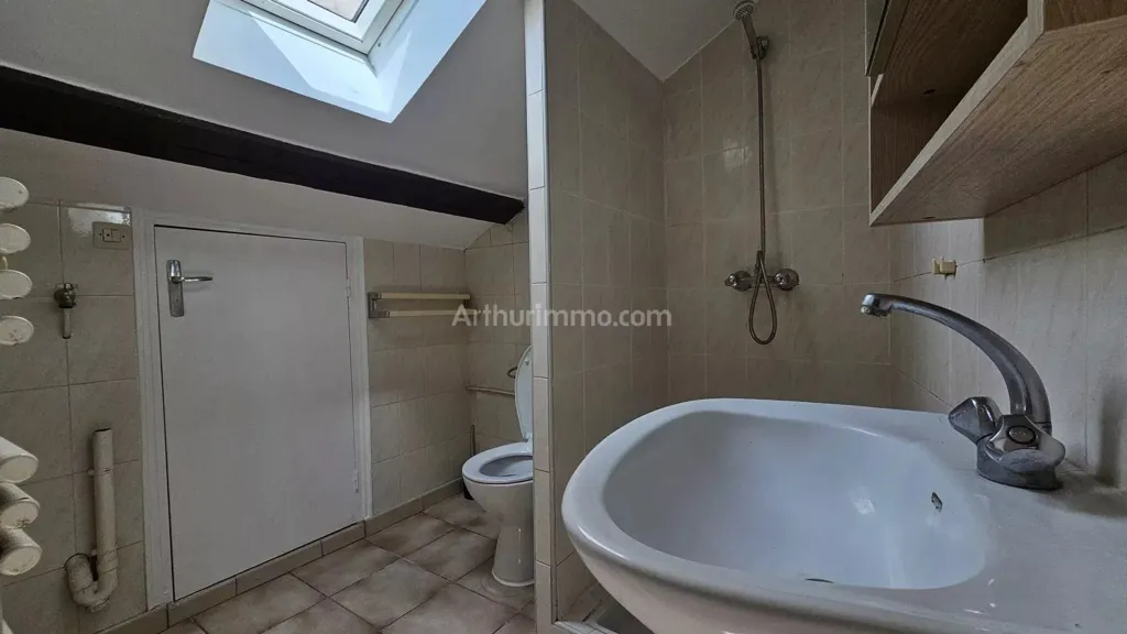Salles de bain - Studio avec cuisine ouverte à Montlhéry