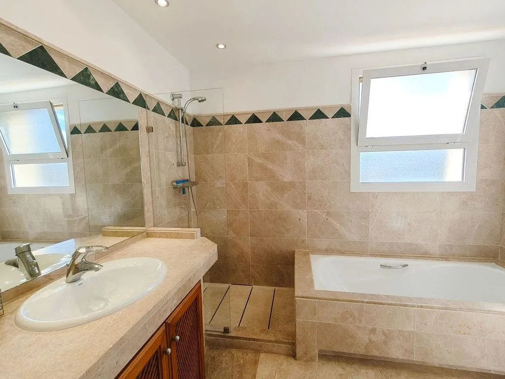Salles de bain - Duplex with Sea View and Pool in Sotogrande