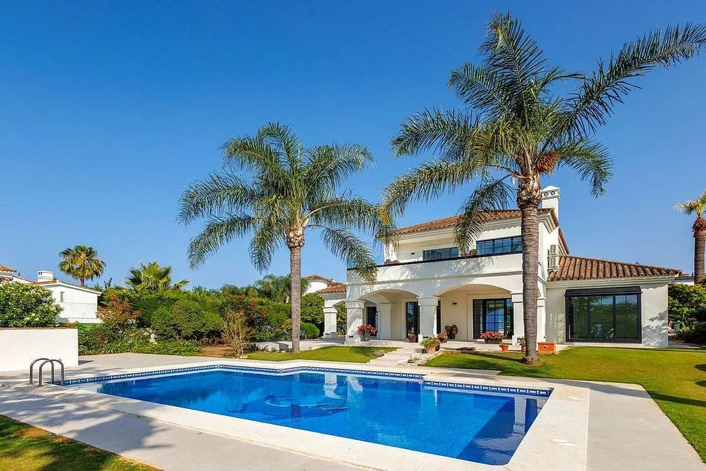 Pool - Chalet with Pool and Terrace in Sotogrande