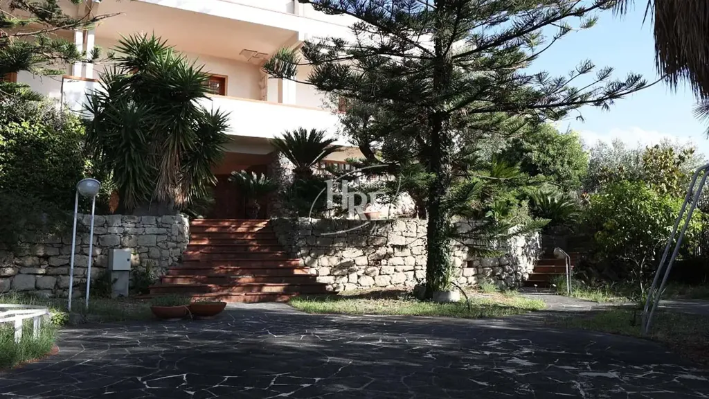 Extérieur - Architectural Villa with Central Staircase in Amantea