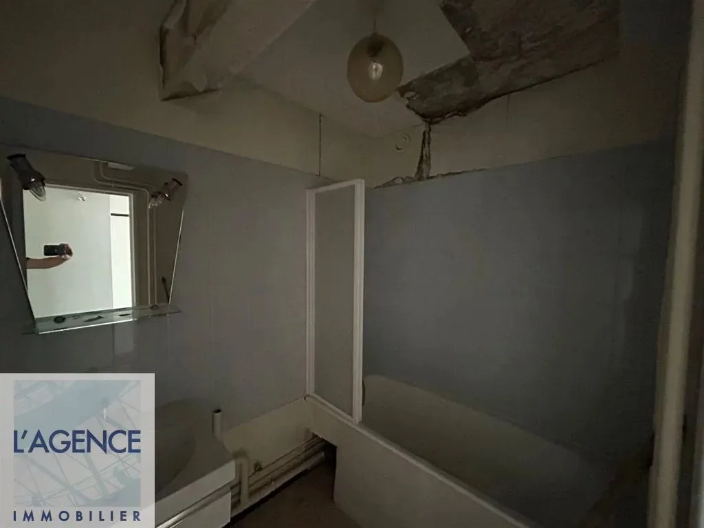 Bathrooms - T3 Flat for Renovation in Moissons