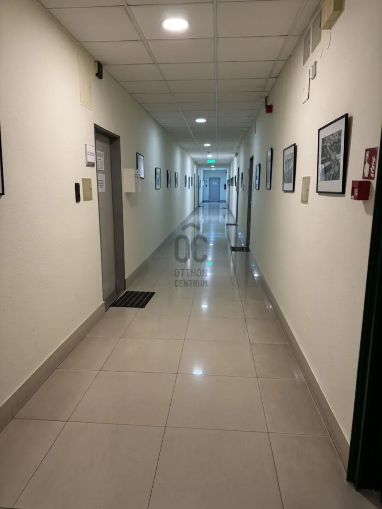 Entrée - Office Building in Dunaújváros Centre