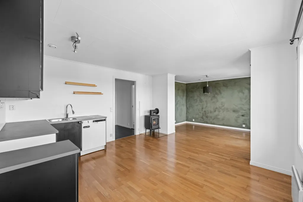 Köök - Well-Maintained 3-Bed Flat with Garage in Family-Friendly Area