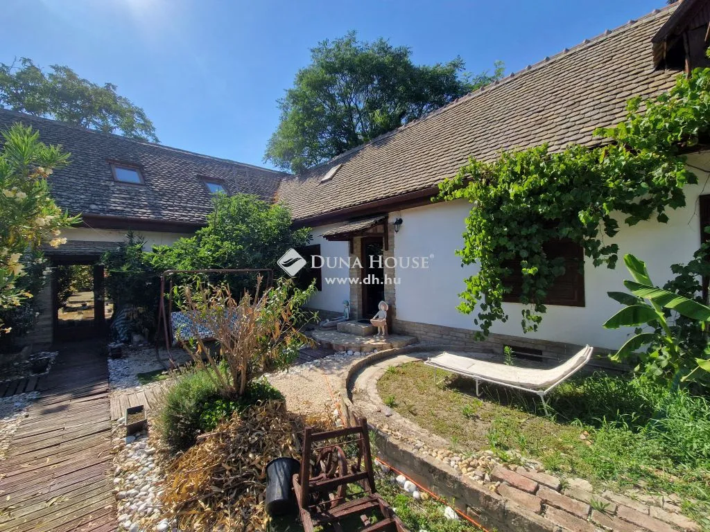 Aed - Mixed-Use Property with Garden in Baja