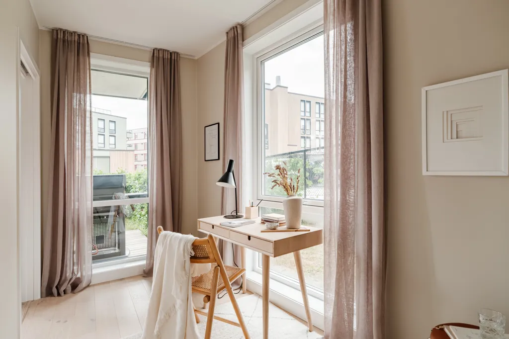 Office - 3-Bedroom Apartment with Garden Access in Oslo