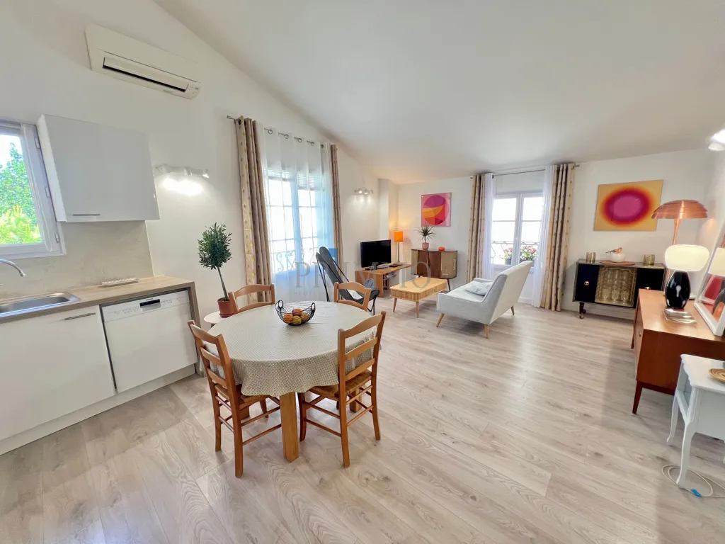 Séjour - Appartement T3 avec Mezzanine au Centre Historique de Fréjus