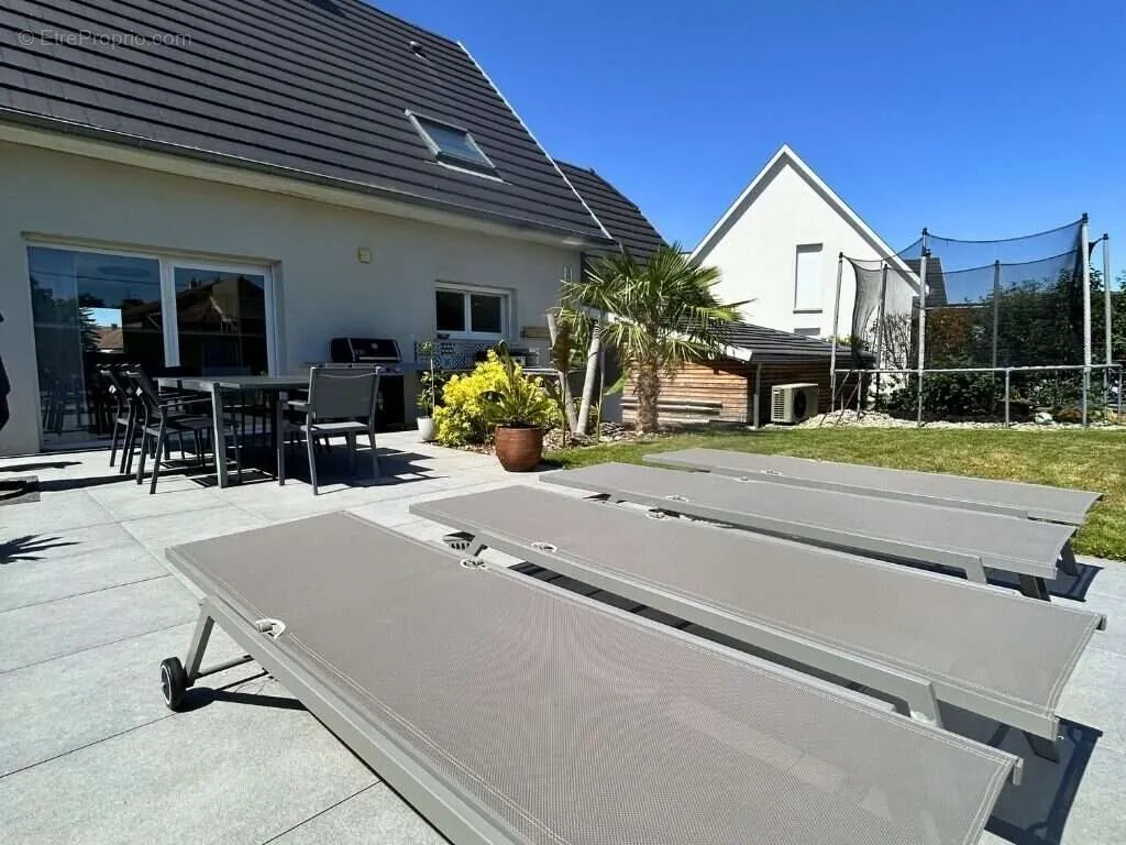 Terrasse - Maison Familiale avec Piscine à Pulversheim