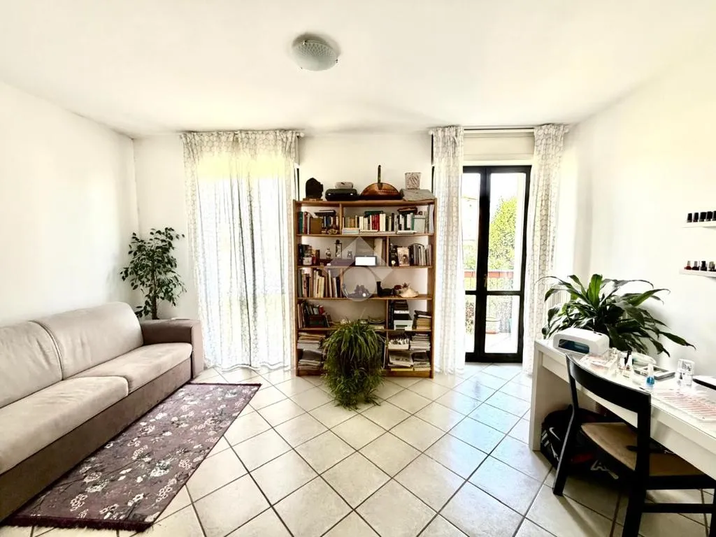 Soggiorno - Three-bedroom Apartment with Balcony in Brescia
