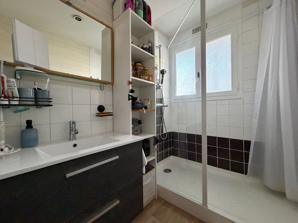 Bagni - Two-Bedroom Apartment with Balconies in Angers