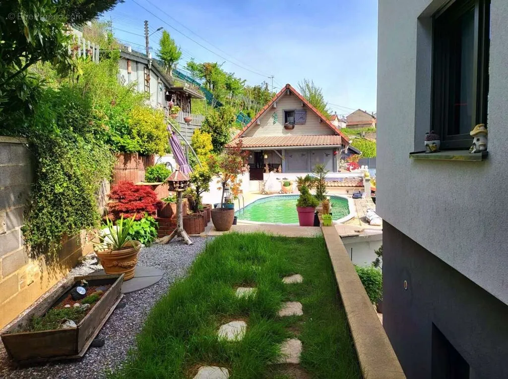 Garden - Quebec-Style Chalet with Pool in Longwy